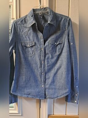 Ladies Gap Western Cowgirl Denim Chambray Shirt in Light Indigo Size Medium
